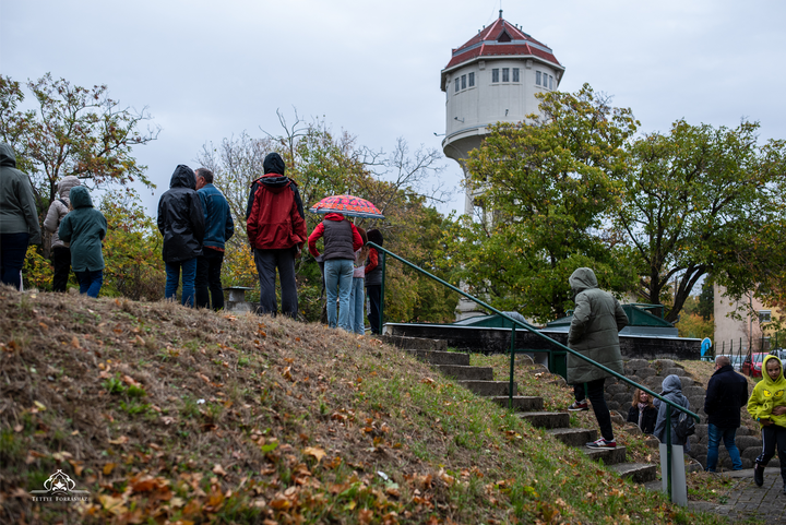 A fehérhegyi víztorony 100. születésnapja alkalmából megrendezett nyíltnapjára érkező vendégek csodálják a víztornyot a gépház tetejéről..